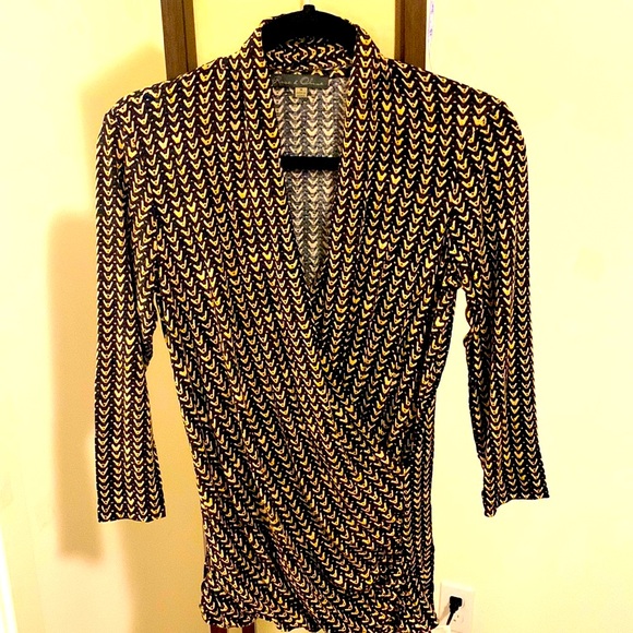 Rose & Olive rayon 3/4 sleeve faux wrap top with side ruching design M - Picture 2 of 6